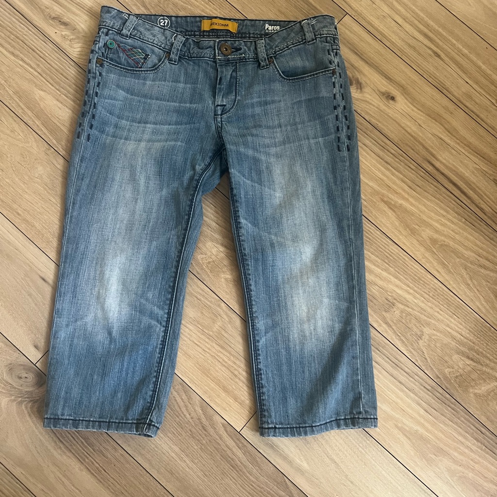 Mek Dnm Light Blue Distressed Embroidered Capri Jean. Size 27